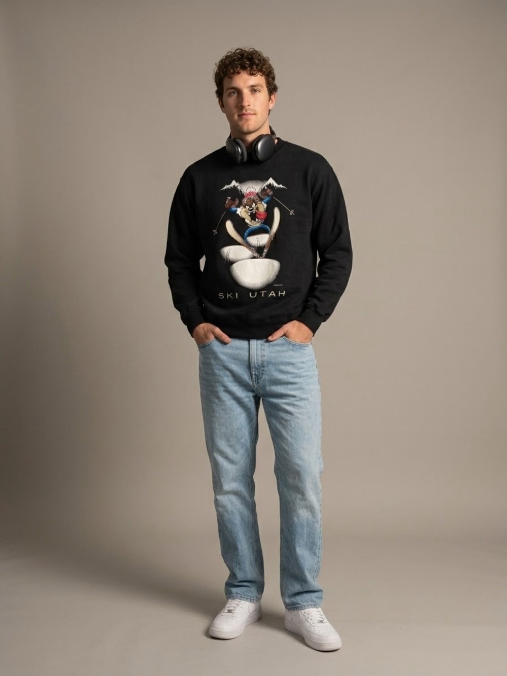 Vintage 1995 Black Looney Tunes Taz Ski Utah Graphic Crewneck Sweatshirt M